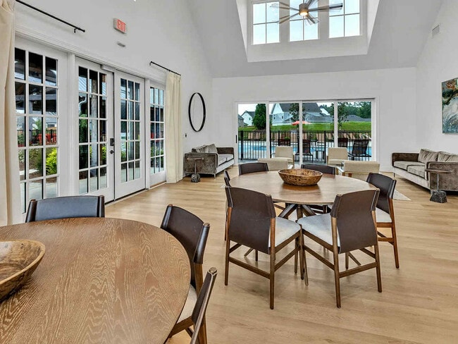 Building Photo - 1565 W Farmville Rd