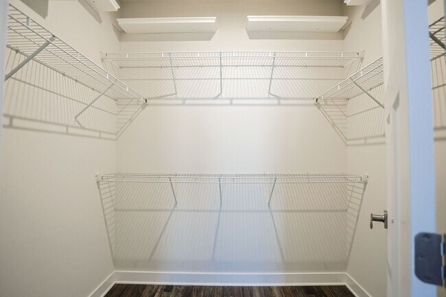 Building Photo - Welcome home to this move-in ready end uni...