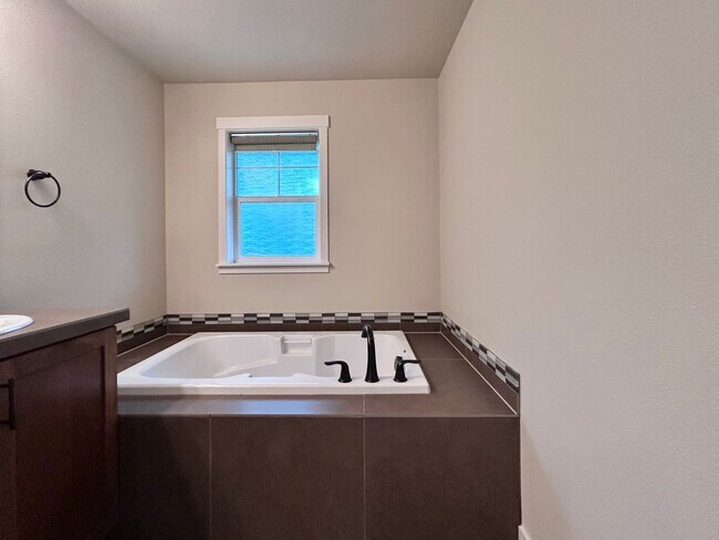 Building Photo - Incredibly Large 4 Bed 2.5 Bath Charmer!
