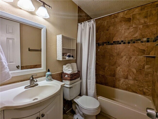 Building Photo - 812 Hill Wood Dr