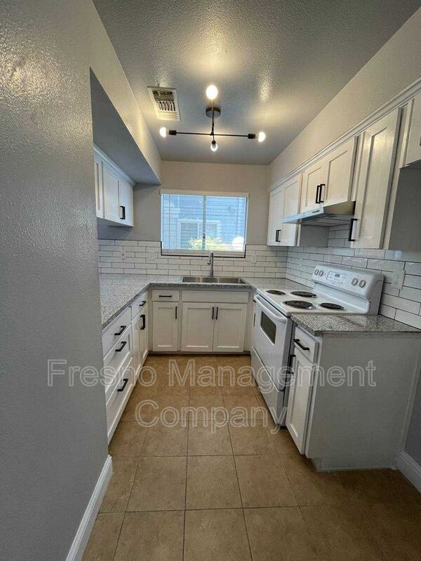 Building Photo - 3306 W Shields Ave