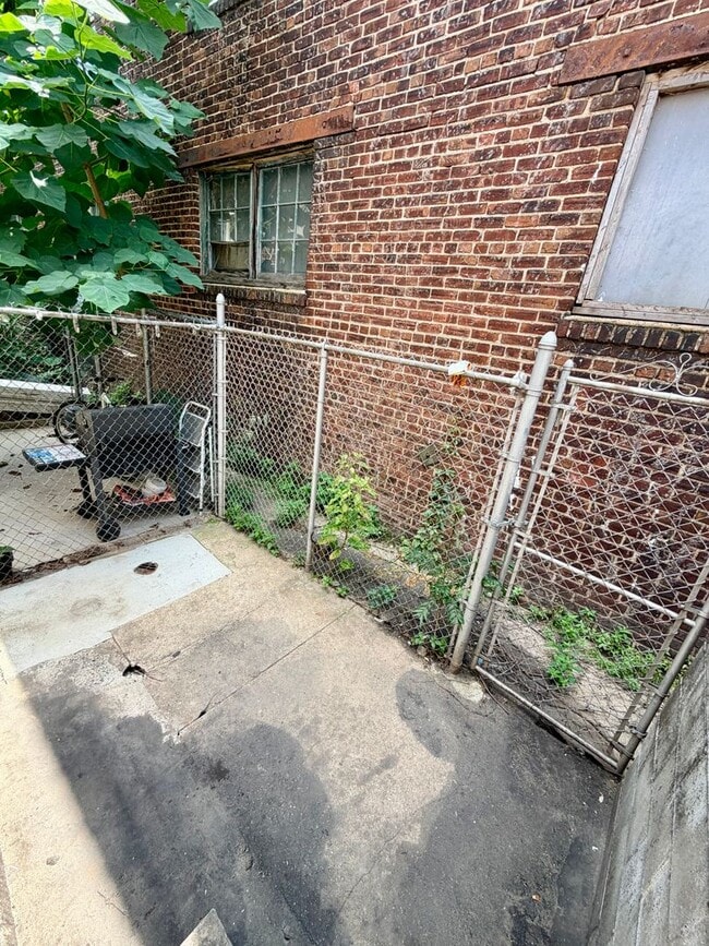 Building Photo - Available Now | Inviting 2-Bedroom Home with Pet-Friendly Living