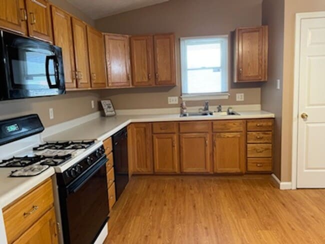 Building Photo - Pun-believable Deal: Stunning 3 Bed/1 Bath...