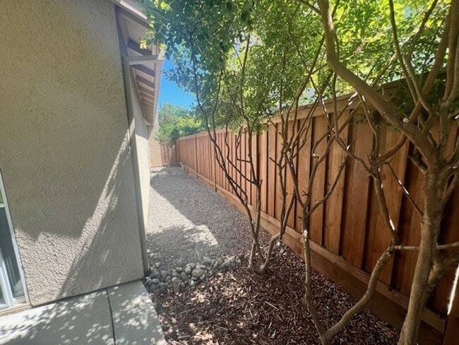 Building Photo - 649 Garden Park Dr