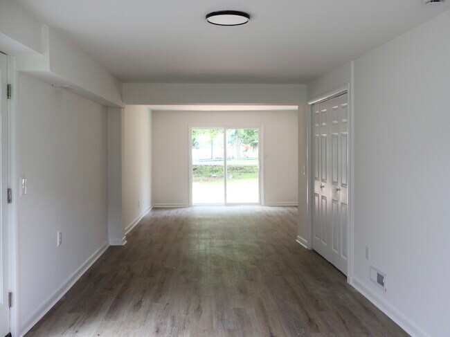 Building Photo - 129 Lake Point Dr