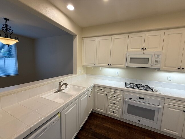 Building Photo - $675 Off First month's Rent - Cute Townhom...