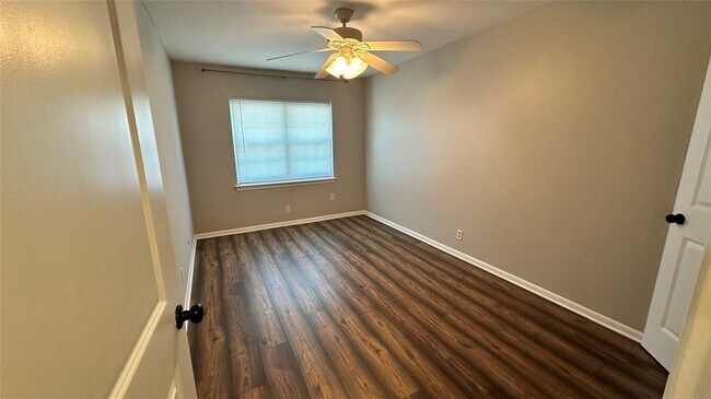 Building Photo - 407 Bendwood Dr