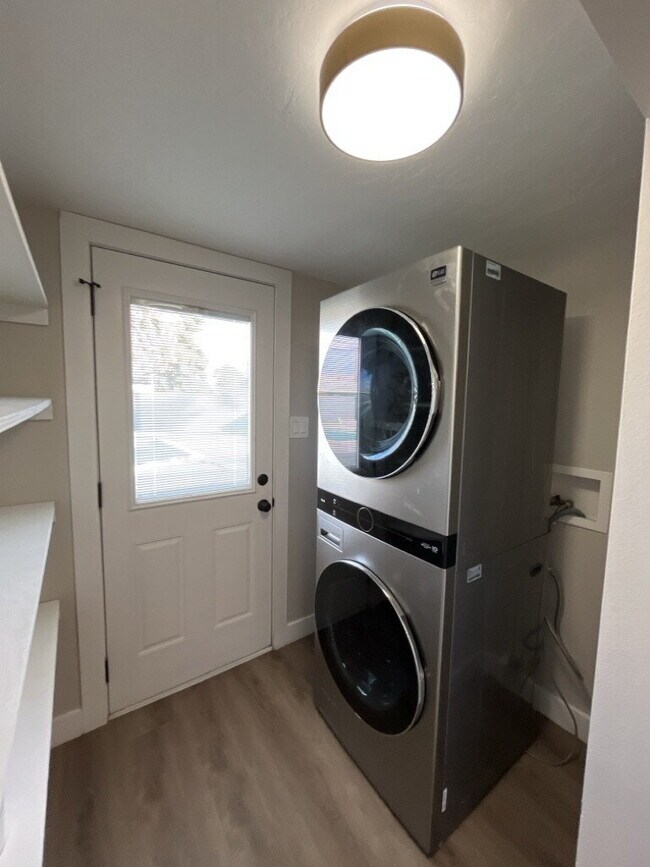 Building Photo - 4 Bedroom Home With Sparkling Pool Ready for Move In