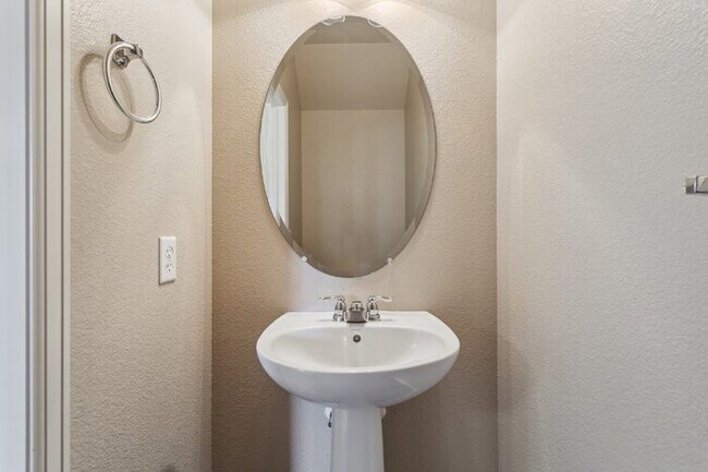 Building Photo - Well-Maintained 3-Bedroom Townhome with Central A/C and Open Layout