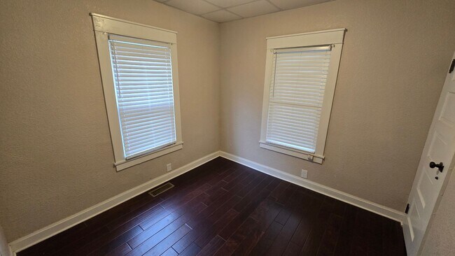 Building Photo - 403 W Memorial Dr