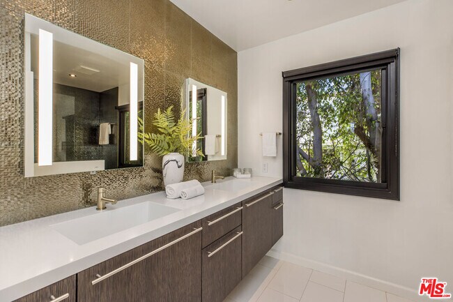 Building Photo - 1805 Coldwater Canyon Dr