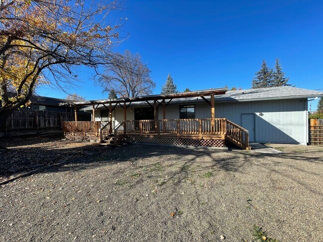 Building Photo - 3 bedroom, 2 bathroom, in East Medford