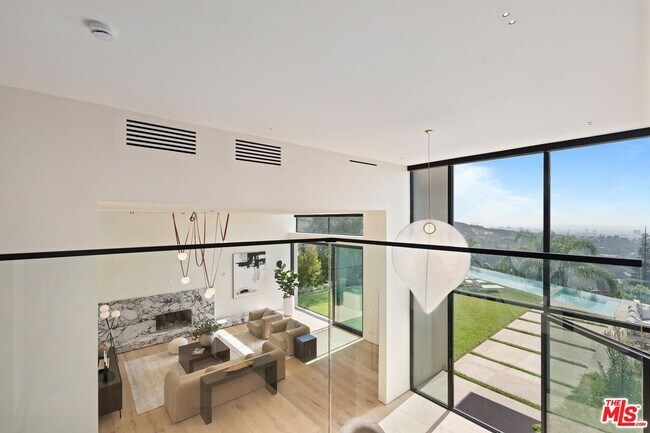 Building Photo - 2501 Banyan Dr