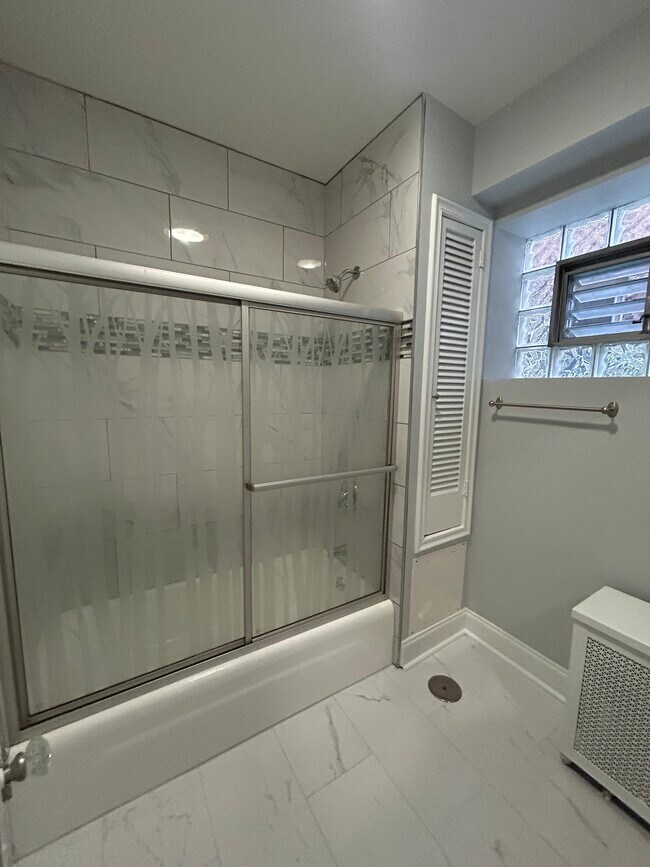 Building Photo - 1263 W Thorndale Ave