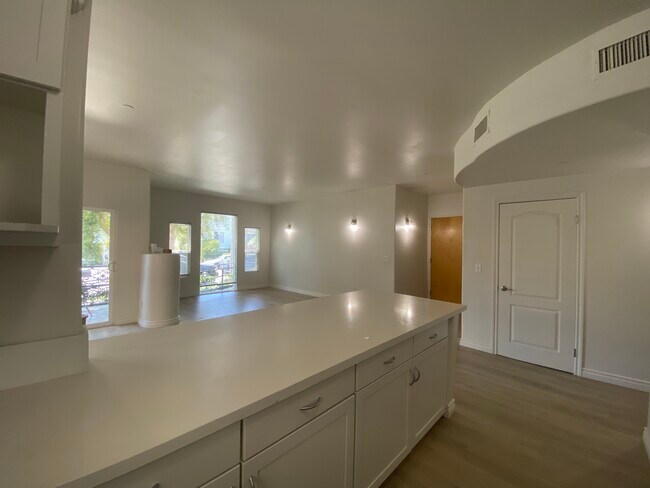 Building Photo - 1544 Granville Ave