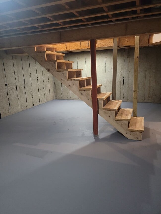 Building Photo - SPECIAL OFFER HALF OFF FIRST MONTHS RENT!!...