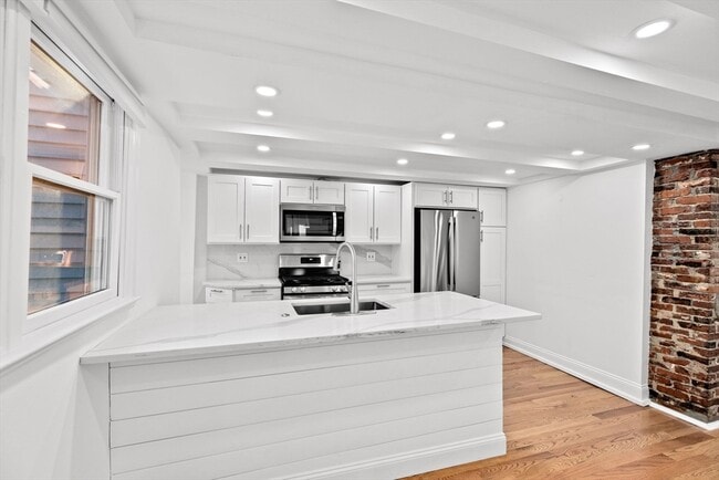 Building Photo - 151 Hull St