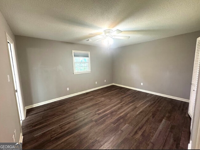 Building Photo - 427 Meadowlark Dr