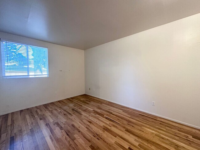 Building Photo - 2 Bed 1 Bath with Back Patio in Montavilla!