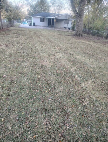 Building Photo - 916 Avenue E