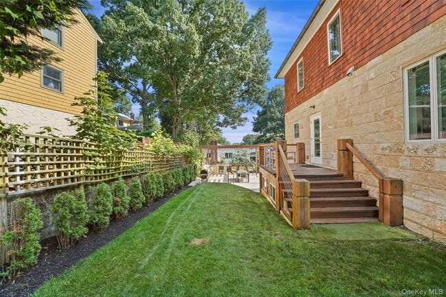 Building Photo - 2 Hudson St