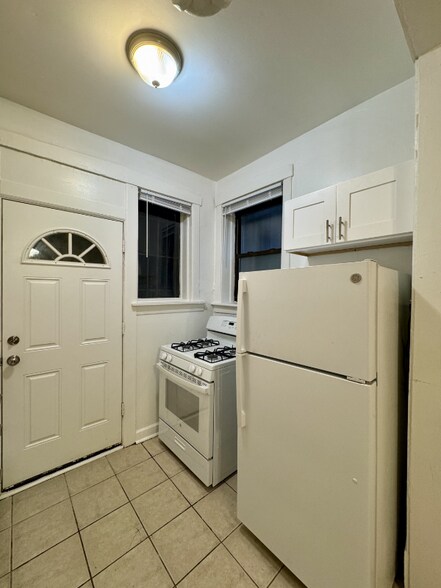 Building Photo - 5054 N Kenmore Ave