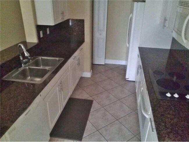 Building Photo - 6920 Julia Gardens Dr