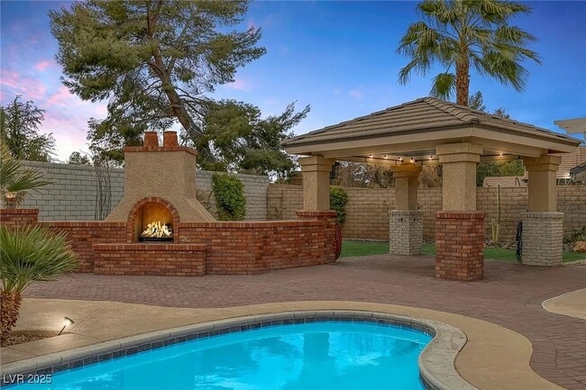 Building Photo - Gorgeous 3