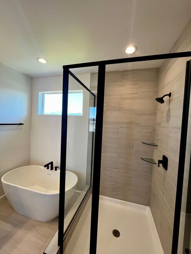 Building Photo - Modern 3-Bedroom Home Close to Gallatin Co...