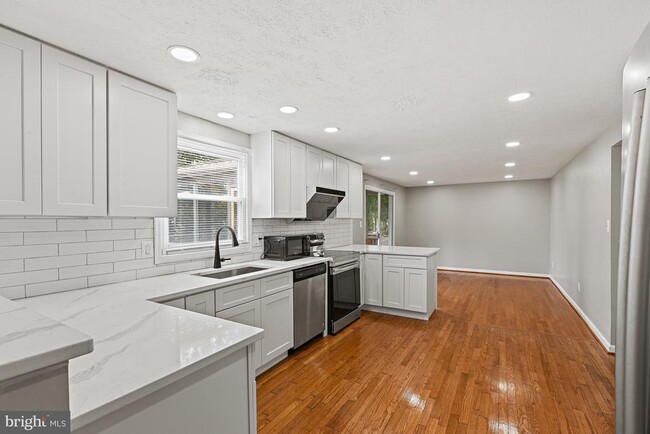 Building Photo - 9409 Mirror Pond Dr