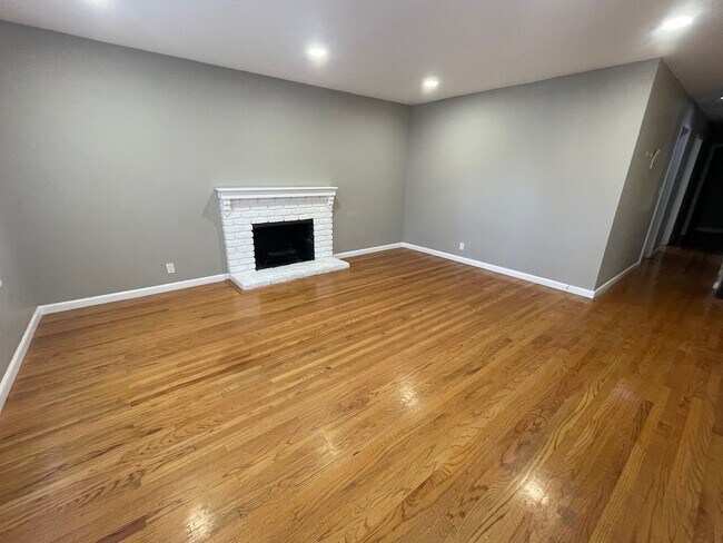 Building Photo - Spacious house with Skylights, Hardwood floors, Family room and Gardener