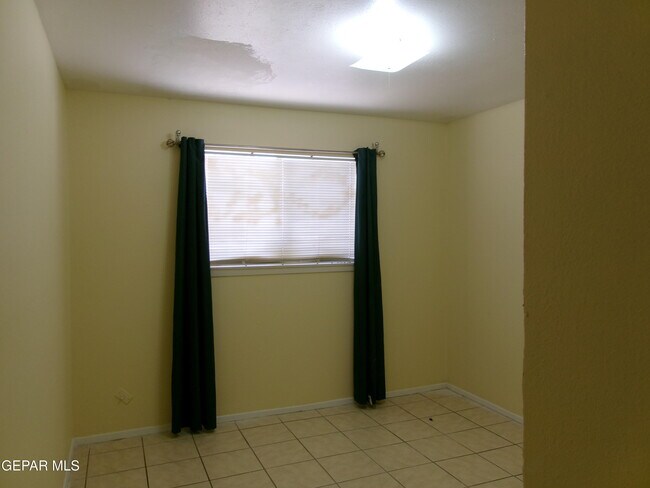 Building Photo - 10037 Oakwood Dr