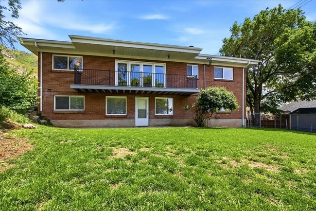 Building Photo - 3036 Sequoia Dr