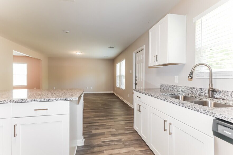 Building Photo - 15653 Del Norte Dr