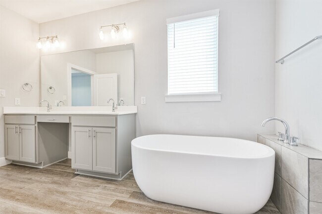 Building Photo - 13083 Clear View Dr