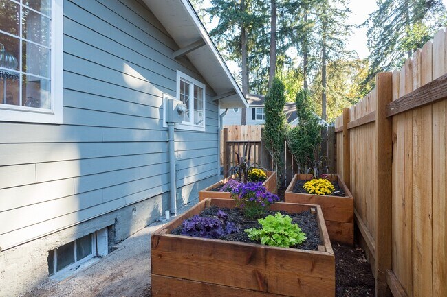 Building Photo - Gorgeous Lake Oswego Remodeled Cottage