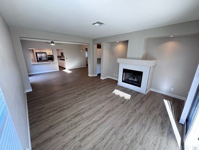 Building Photo - Quaint Home in the Beautiful Desert Shores Community!