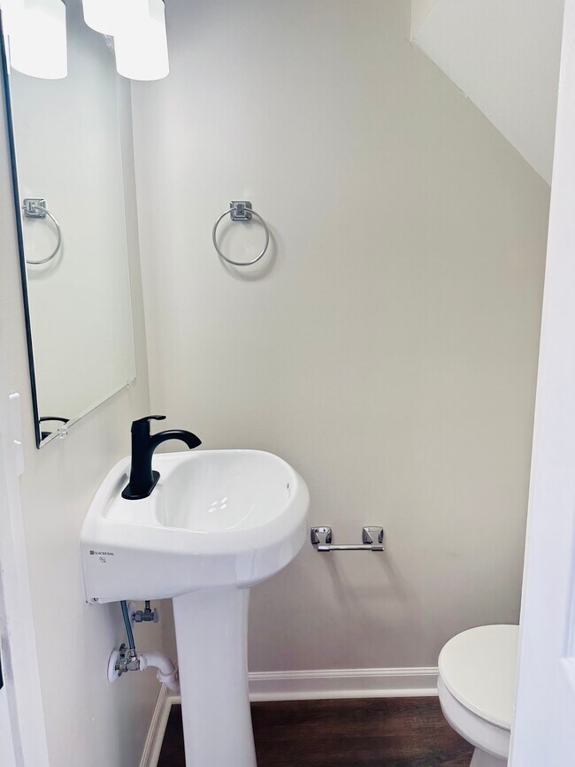 Building Photo - Ivy Ridge Apartments 130-138