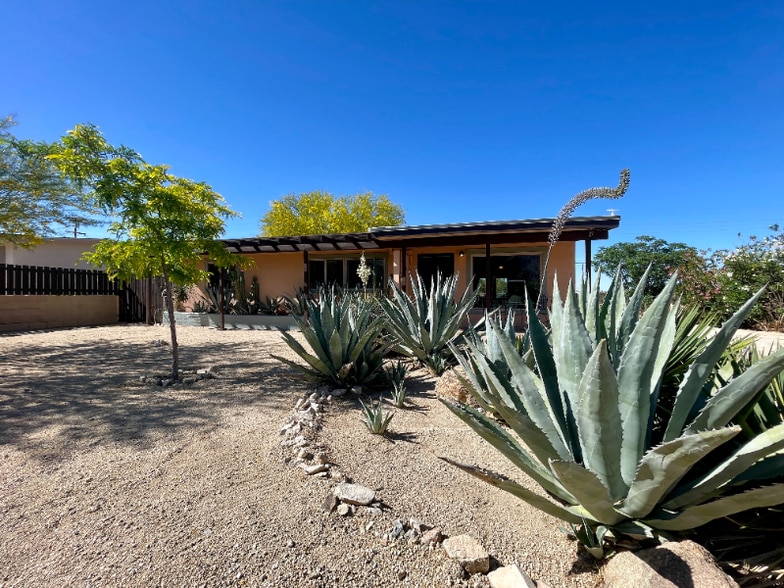 Building Photo - 71590 Juanita Dr