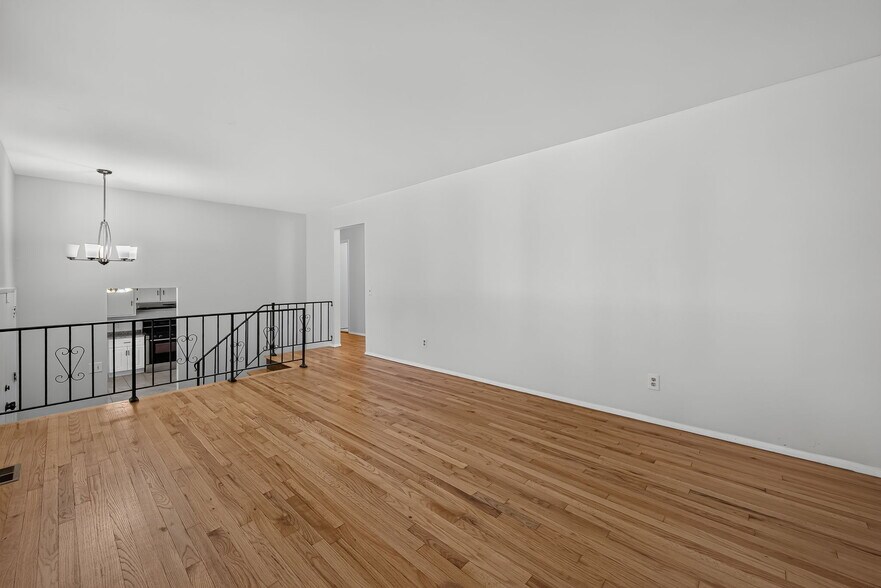 Building Photo - 1675 Central Pky