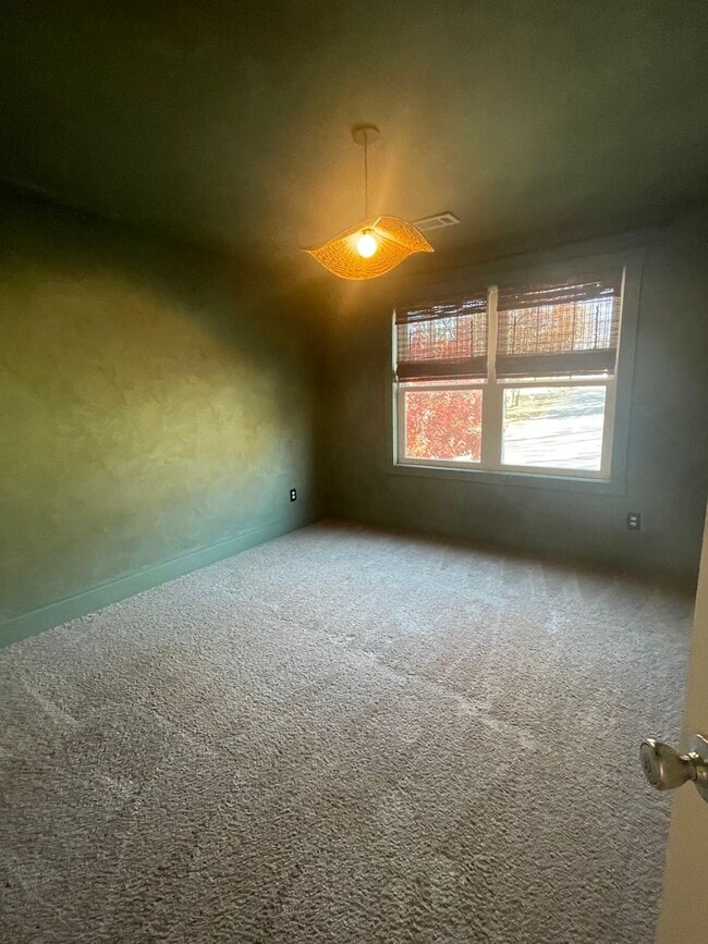 Building Photo - 561A Veritas St