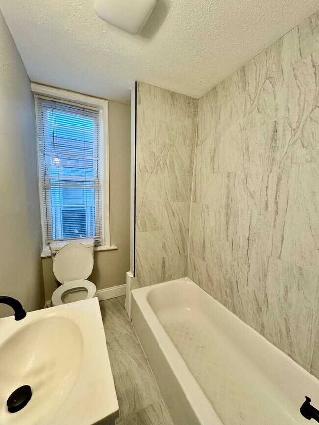 Building Photo - Amazing West Oak Lane 3bd/1ba Available NOW!