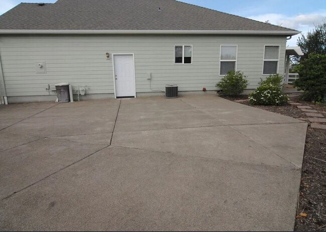 Building Photo - 3 Bedroom Home in North Albany!