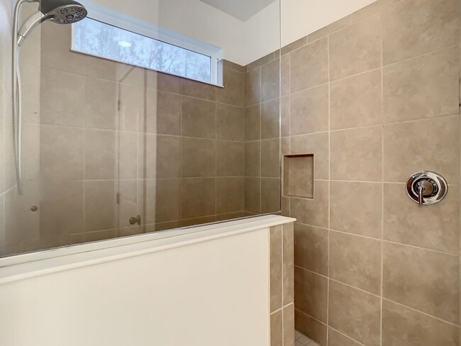 Building Photo - 5 Bedroom at Windstone at Heart of Winderm...