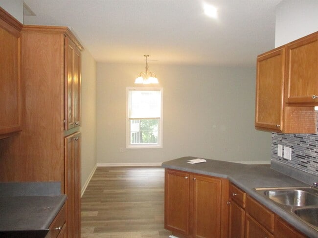 Building Photo - 100 Lazy Willow Ln