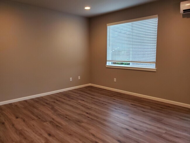 Building Photo - 6909 Delaney Ln NE