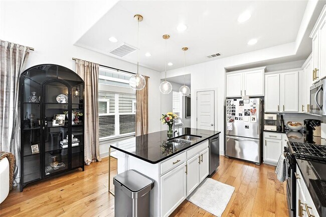 Building Photo - 2306 Capulet St