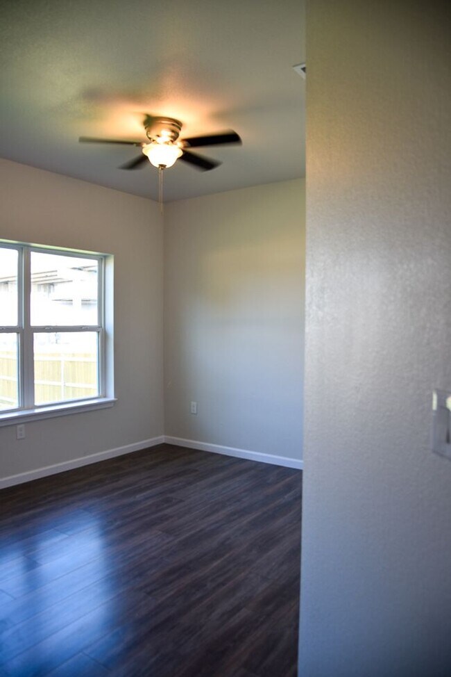 Building Photo - 3 bedroom 2 bath. Duplex Built in 2023