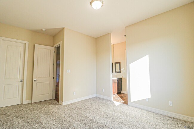 Building Photo - 14839 E 46th Dr
