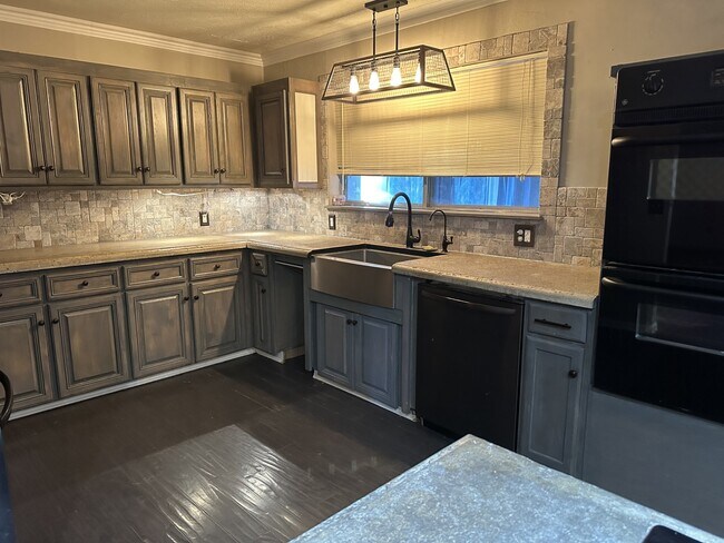 Building Photo - 2202 Monitor St